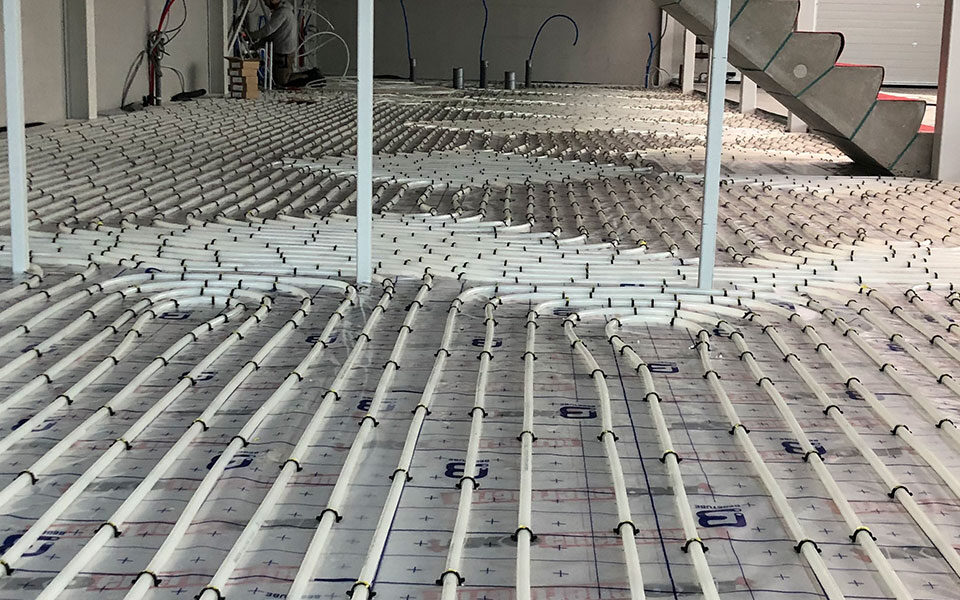 Vloerverwarming tijdens de werken in de toonzaal in Lochristi